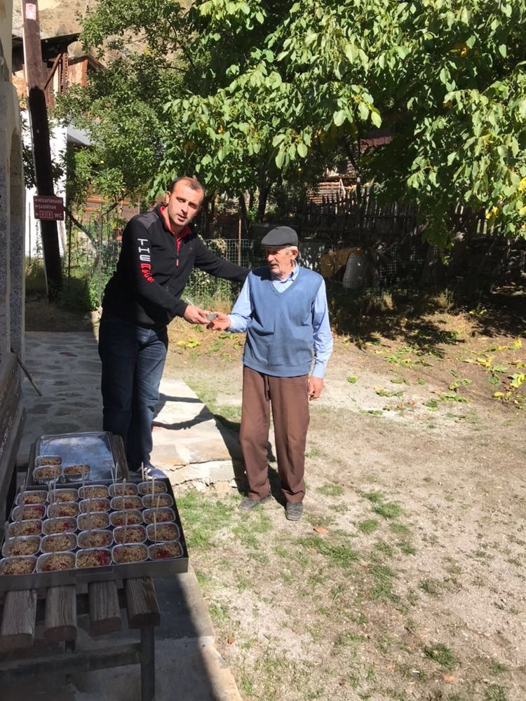 Yağlıdere derneğinden köyde aşure ikramı 1