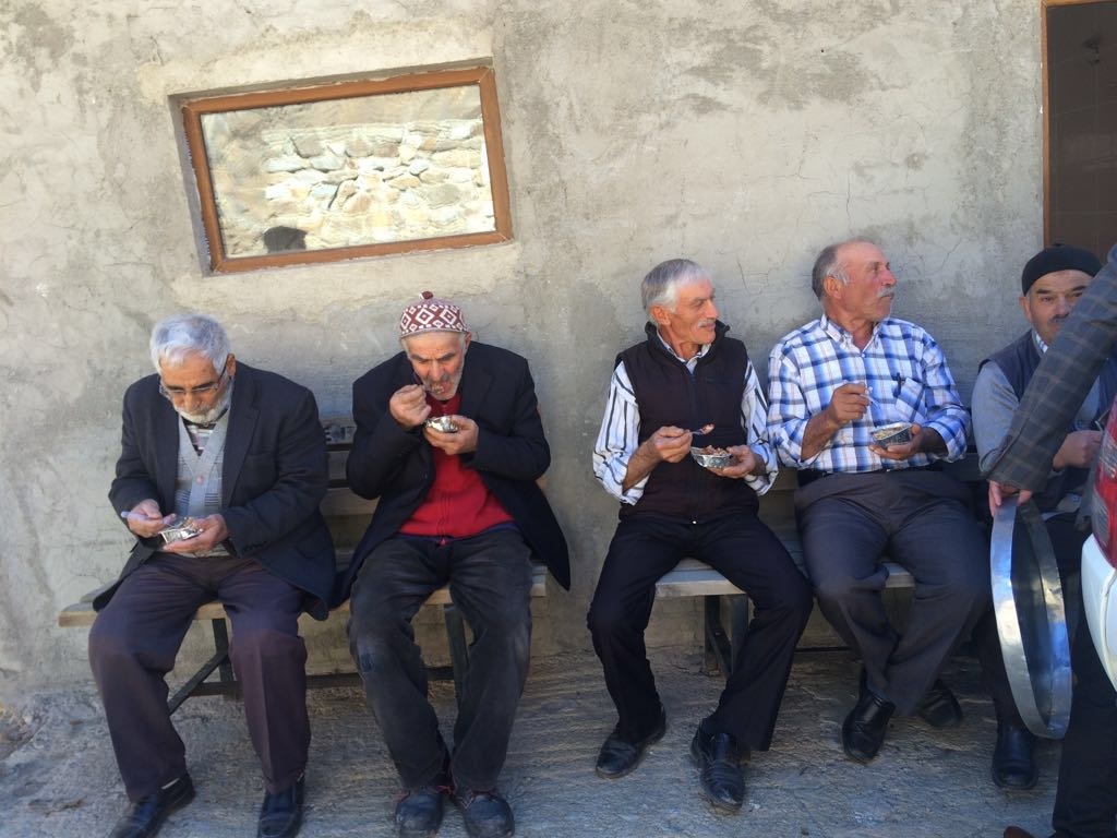 Yağlıdere derneğinden köyde aşure ikramı 4