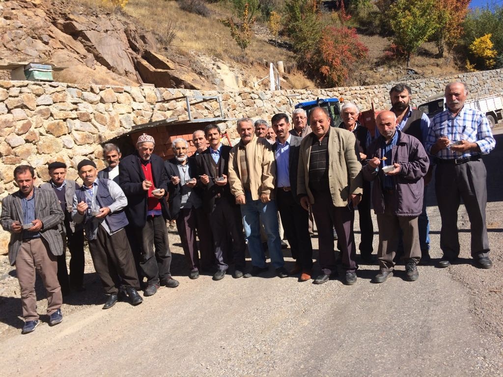 Yağlıdere derneğinden köyde aşure ikramı 3