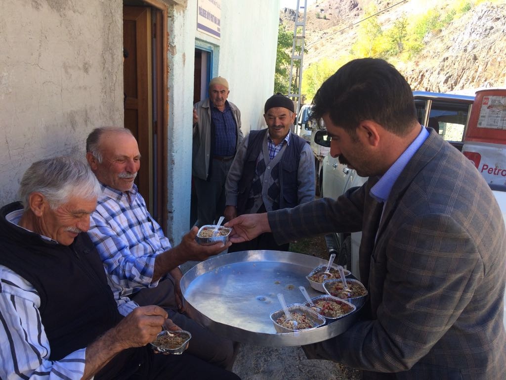 Yağlıdere derneğinden köyde aşure ikramı 5