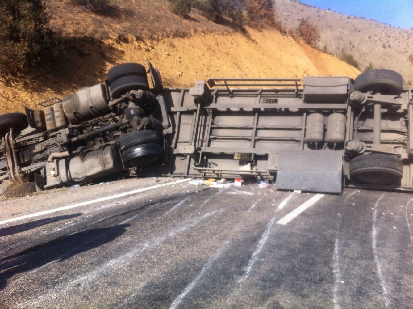 İkisu-Şiran karayolunda tır devrildi 2