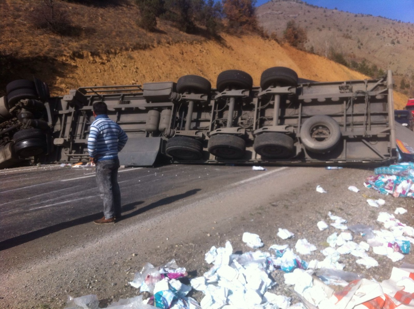 İkisu-Şiran karayolunda tır devrildi 1