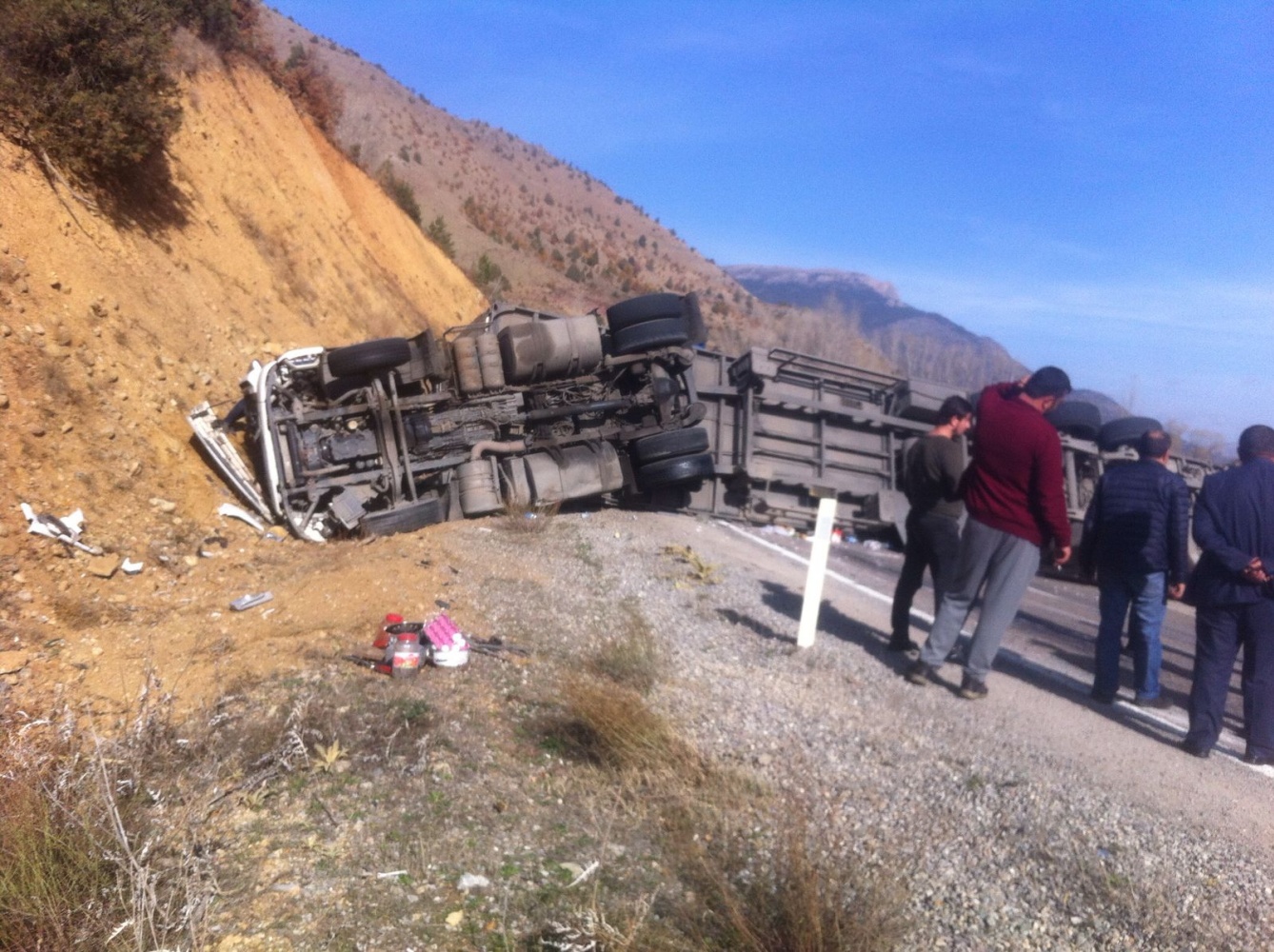 İkisu-Şiran karayolunda tır devrildi 3