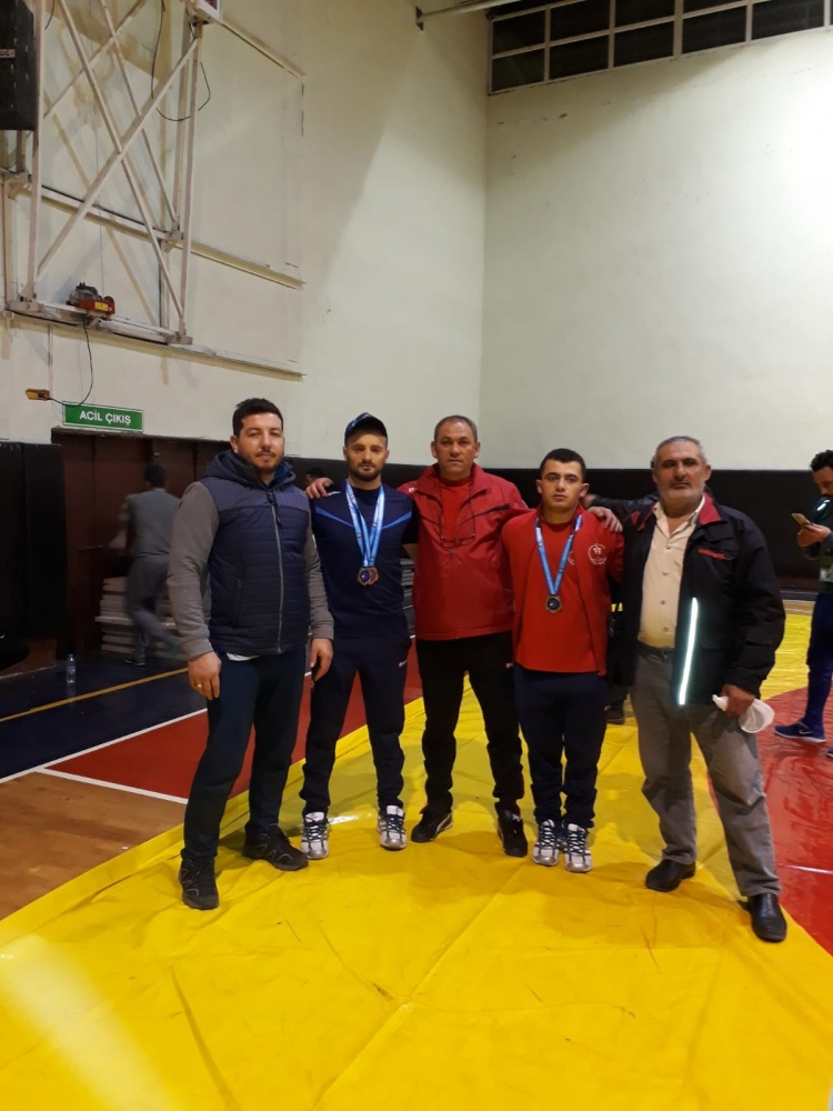 İşitme engelli güreşçilerimiz madalyalarla döndü 1