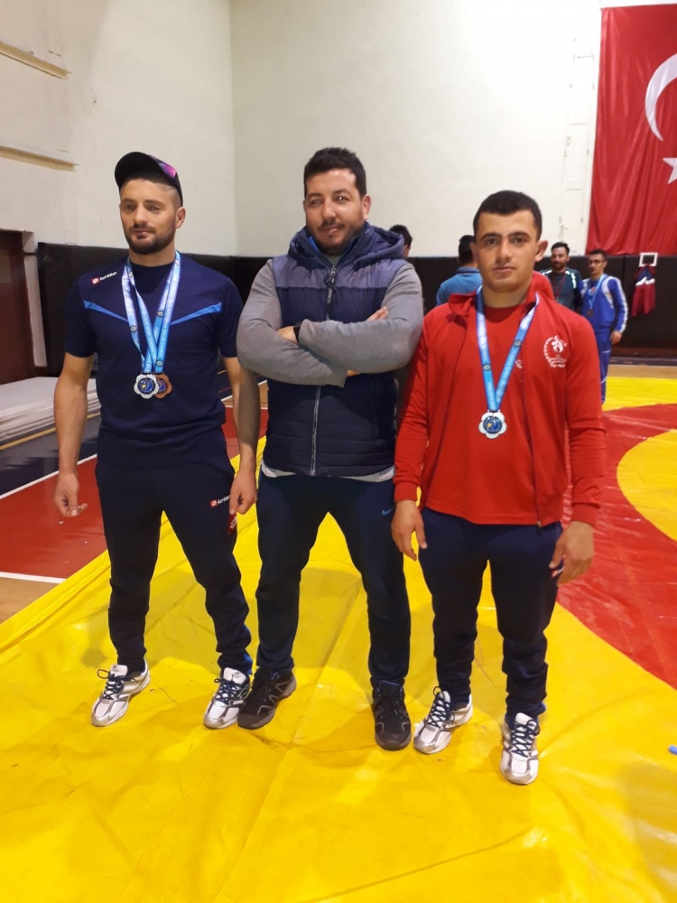 İşitme engelli güreşçilerimiz madalyalarla döndü 6