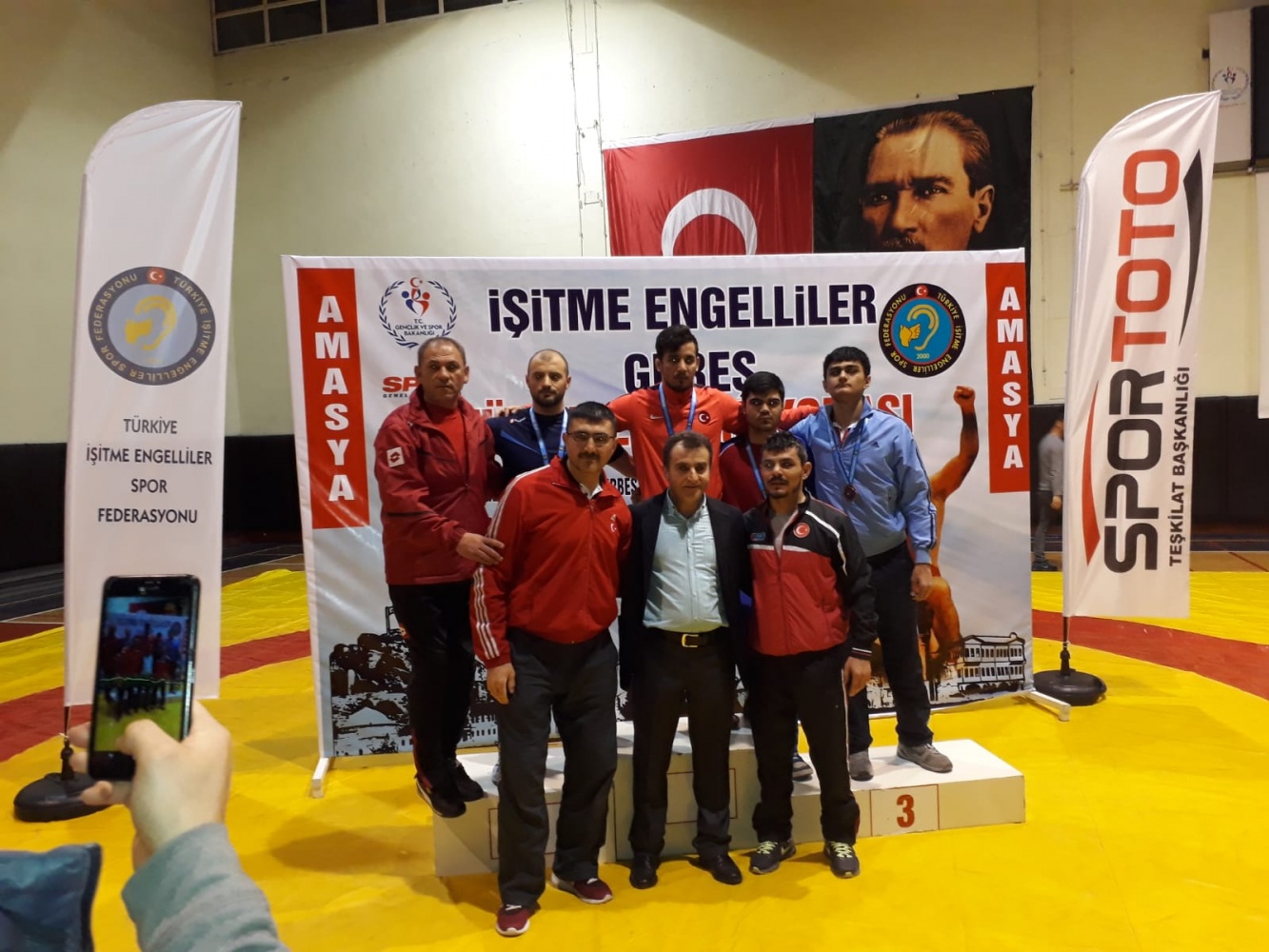 İşitme engelli güreşçilerimiz madalyalarla döndü 5