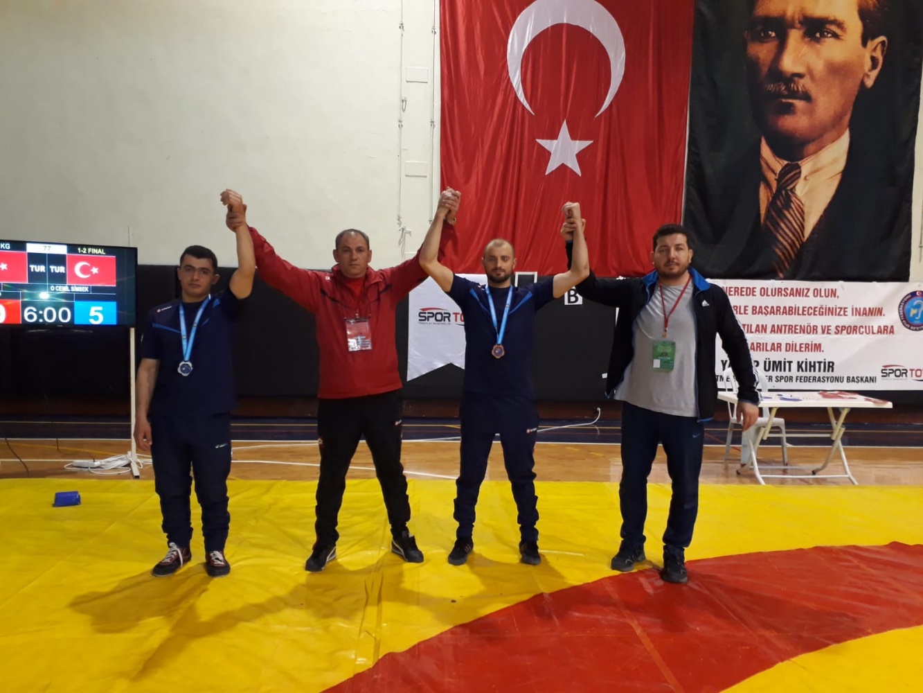 İşitme engelli güreşçilerimiz madalyalarla döndü 7