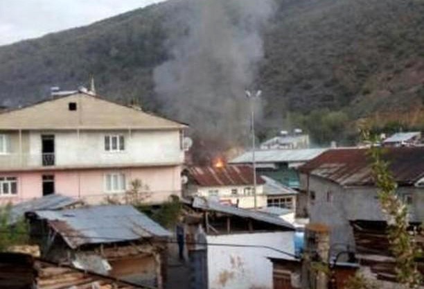 Söğütlü'de  çatı yangını, 8 kişi dumandan etkilendi 1