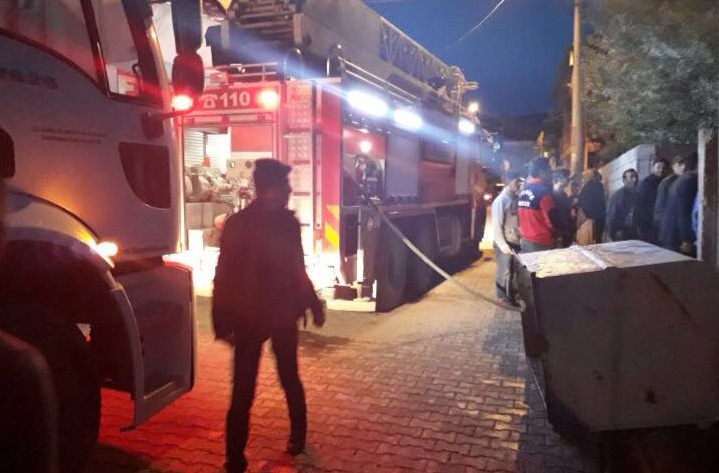 Söğütlü'de  çatı yangını, 8 kişi dumandan etkilendi 2
