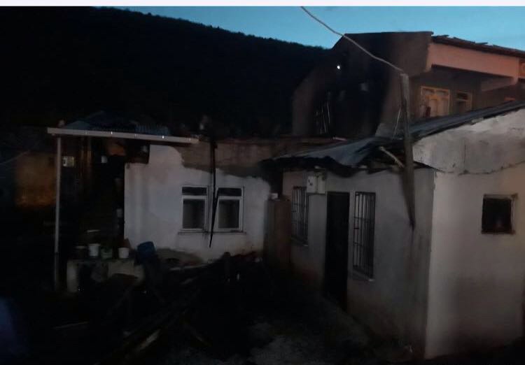 Söğütlü'de  çatı yangını, 8 kişi dumandan etkilendi 4