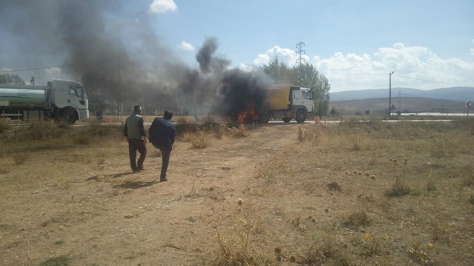 Hareket halindeki kamyonun lastiği alev aldı 2