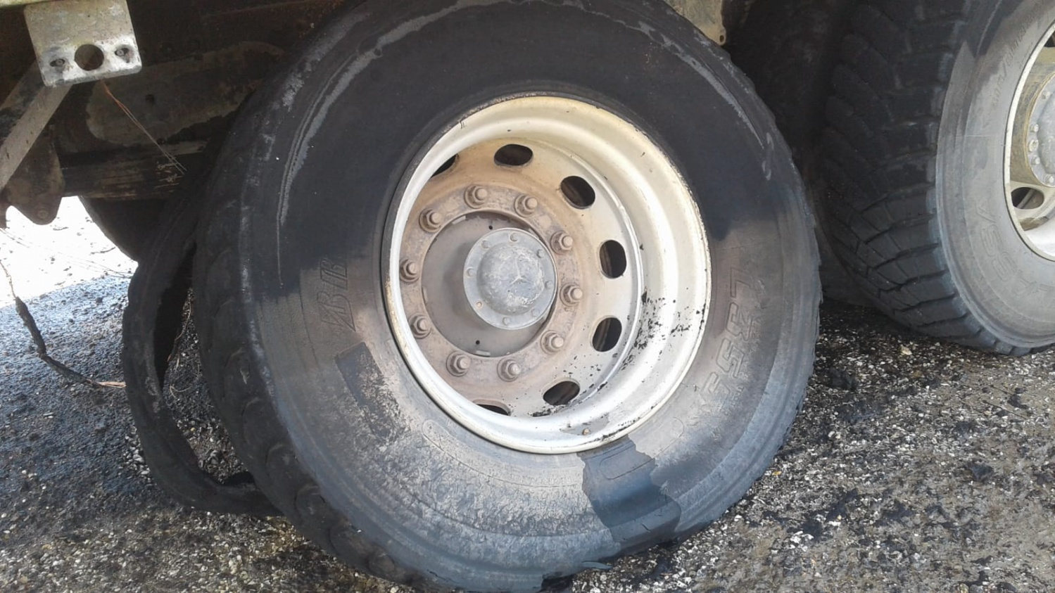 Hareket halindeki kamyonun lastiği alev aldı 1