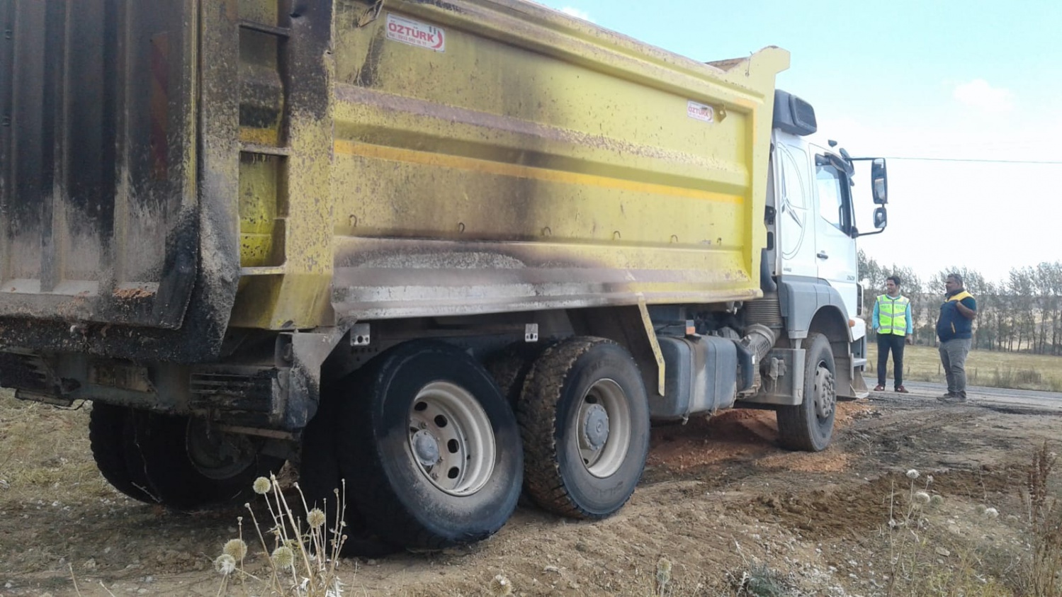 Hareket halindeki kamyonun lastiği alev aldı 3