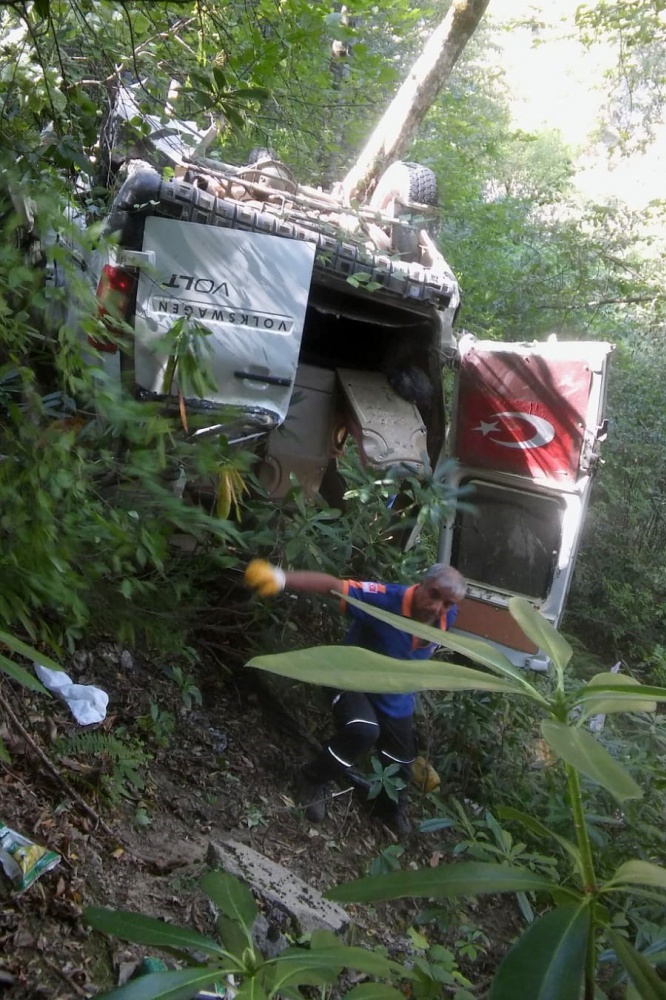 Kürtün’de minibüs uçuruma yuvarlandı: 3 ölü, 3 yaralı 7