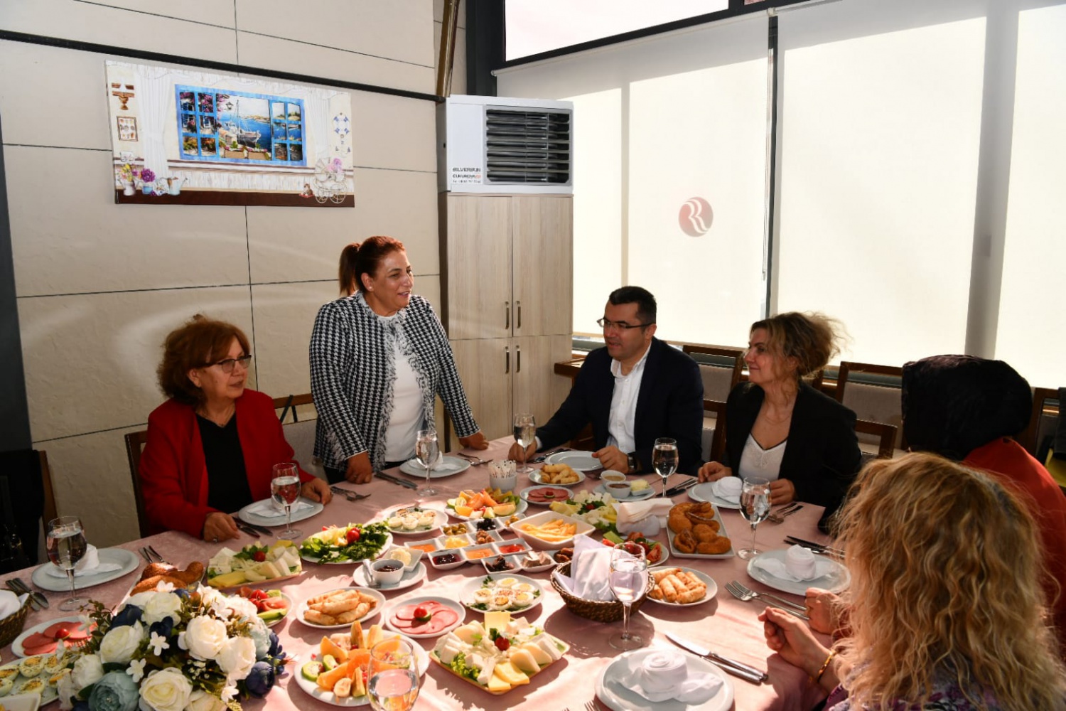 Kadınlardan Vali Memiş ve eşine kahvaltı 1