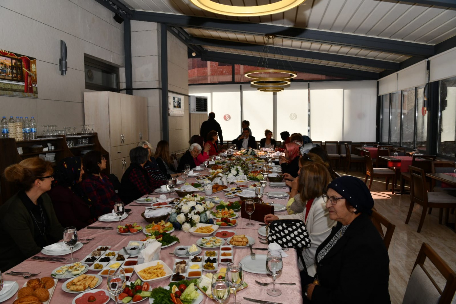 Kadınlardan Vali Memiş ve eşine kahvaltı 5