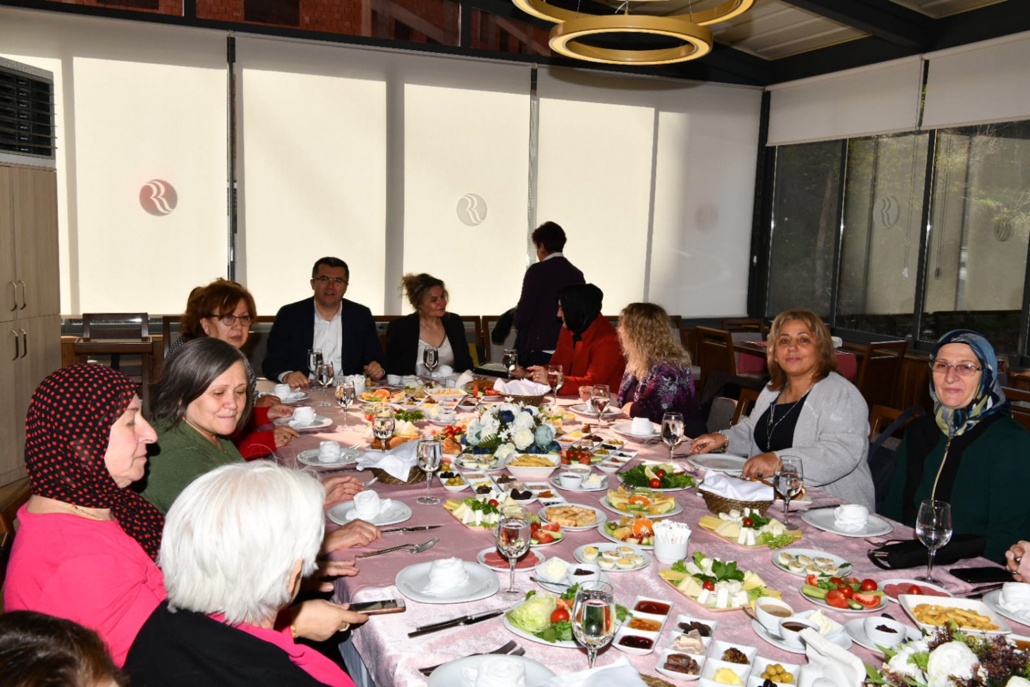 Kadınlardan Vali Memiş ve eşine kahvaltı 4