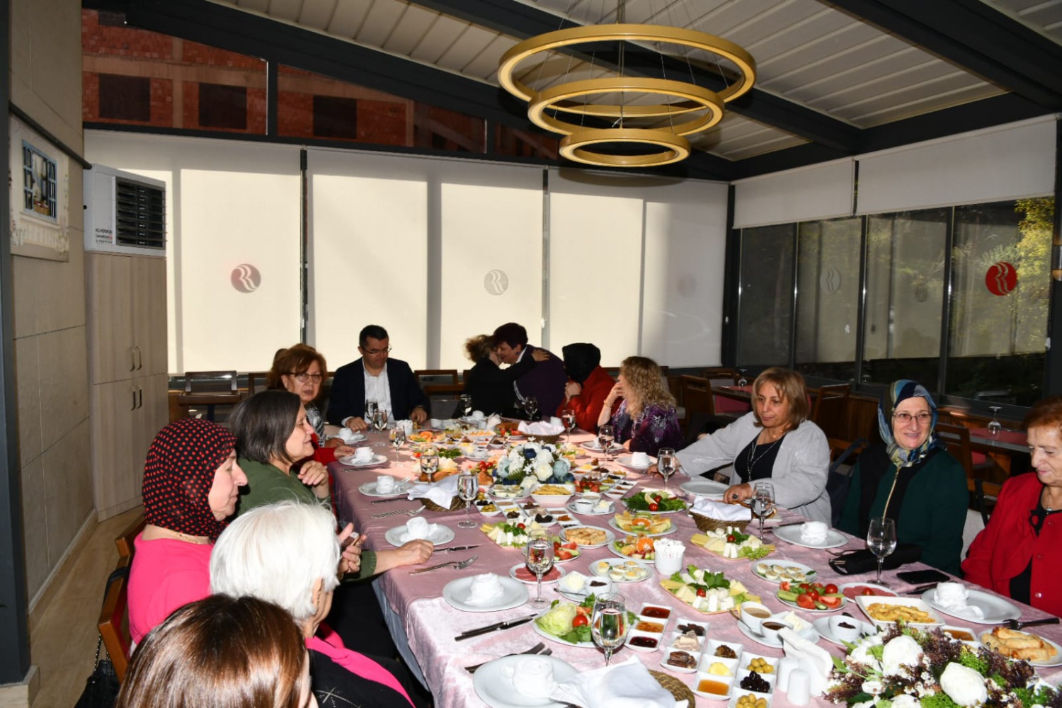 Kadınlardan Vali Memiş ve eşine kahvaltı 3