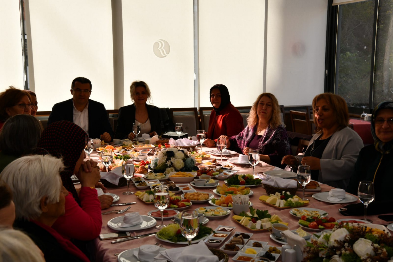 Kadınlardan Vali Memiş ve eşine kahvaltı 2