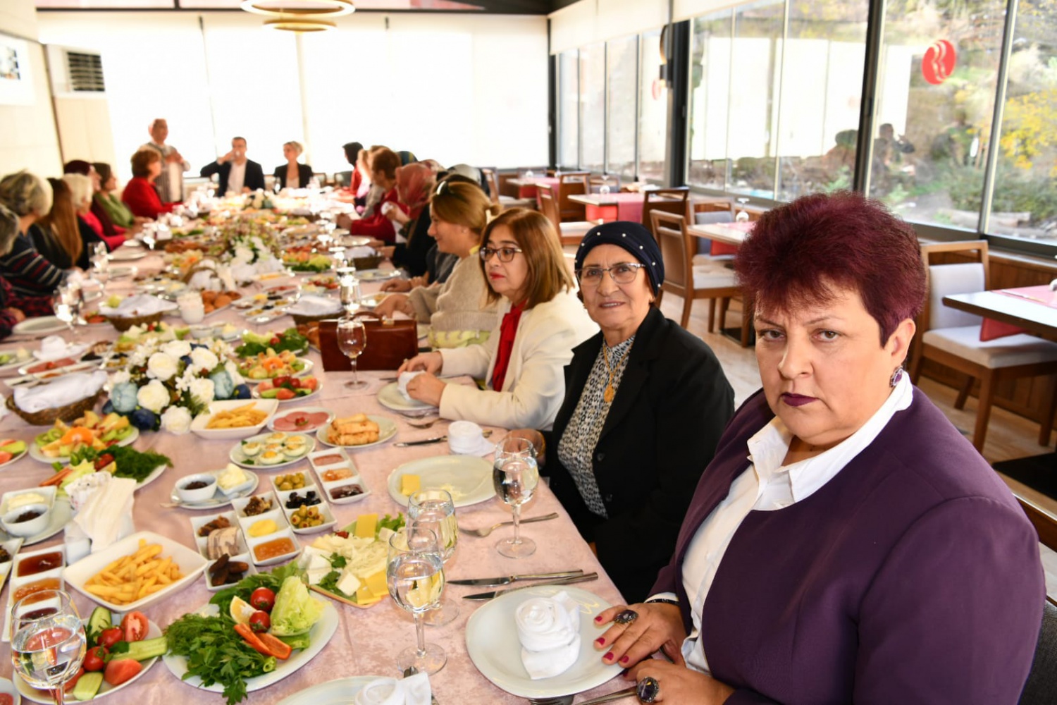 Kadınlardan Vali Memiş ve eşine kahvaltı 7