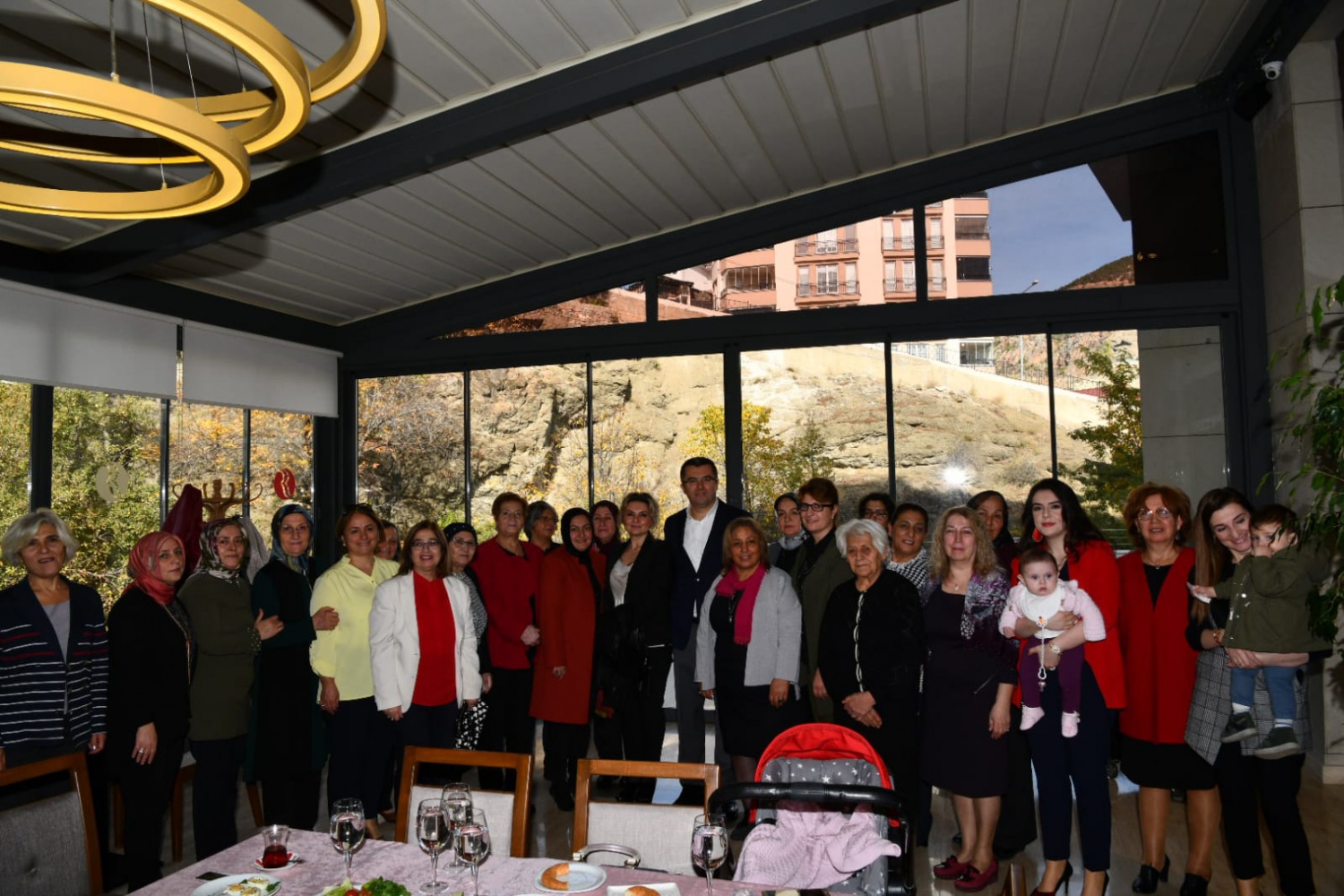 Kadınlardan Vali Memiş ve eşine kahvaltı 6