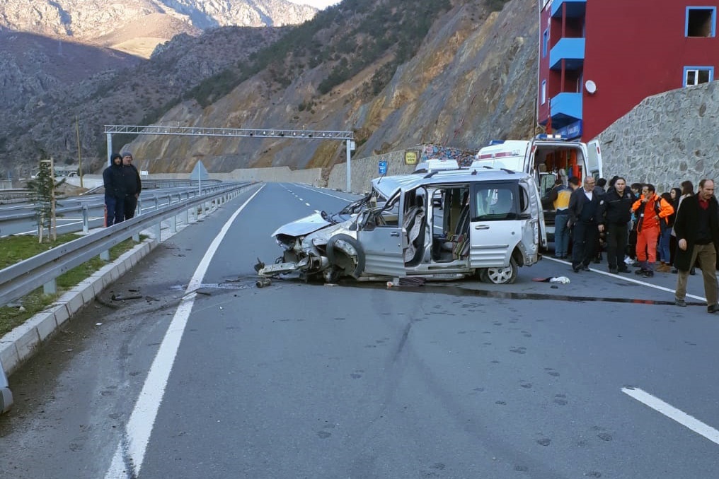 Torul'da trafik kazası: 6 yaralı 4