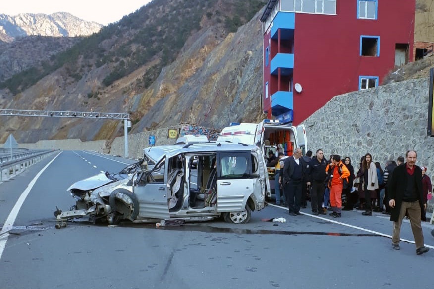 Torul'da trafik kazası: 6 yaralı 1