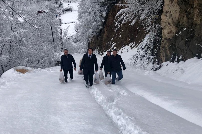 Kürtün’de yaban hayvanları için doğaya yem bırakıldı 5