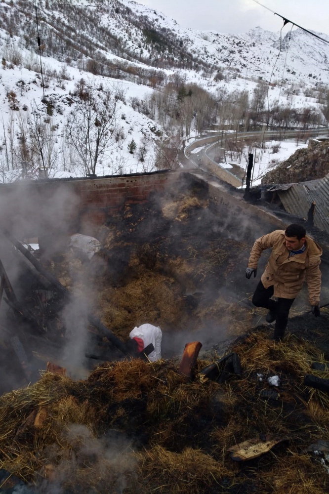 Bir yıllık emeği küle döndü 11