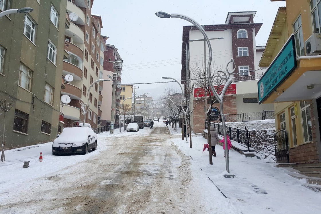 Kar yağdı 2 saatte 5 maddi hasarlı kaza meydana geldi 2