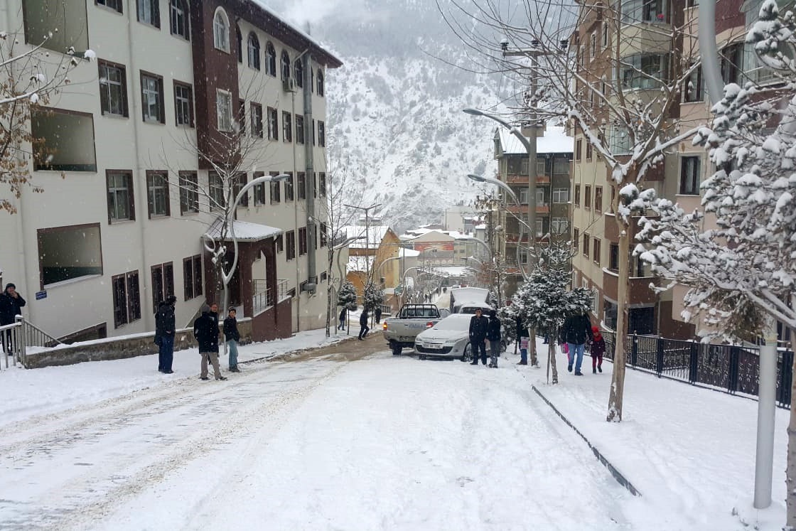 Kar yağdı 2 saatte 5 maddi hasarlı kaza meydana geldi 5