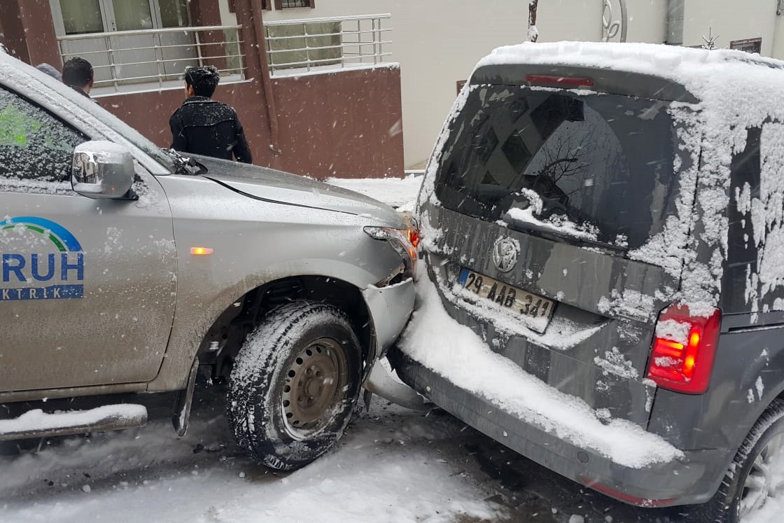 Kar yağdı 2 saatte 5 maddi hasarlı kaza meydana geldi 12