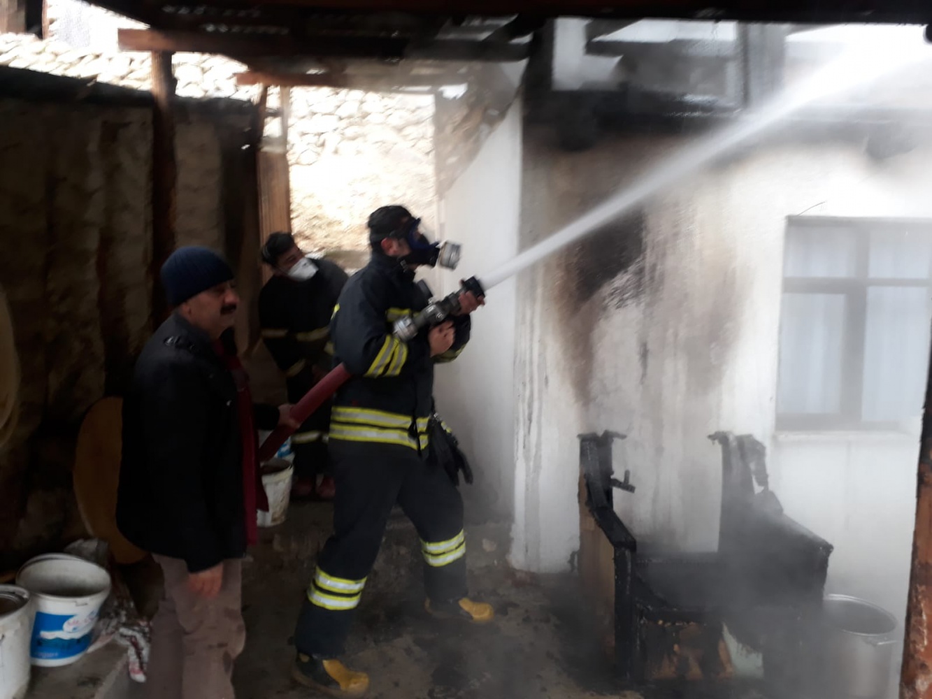 Gümüşhane’de çatı yangını 3