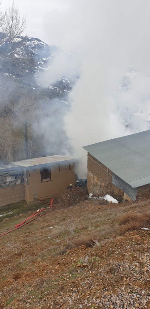 Gümüşhane’de çatı yangını 5