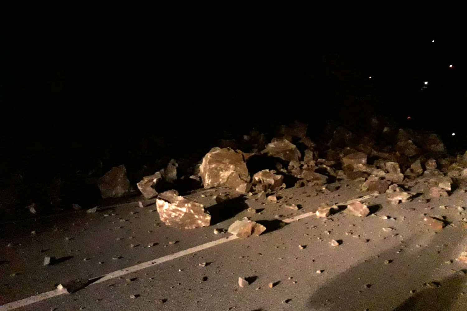 Tirebolu-Gümüşhane karayolu heyelan nedeniyle trafiğe kapandı 8