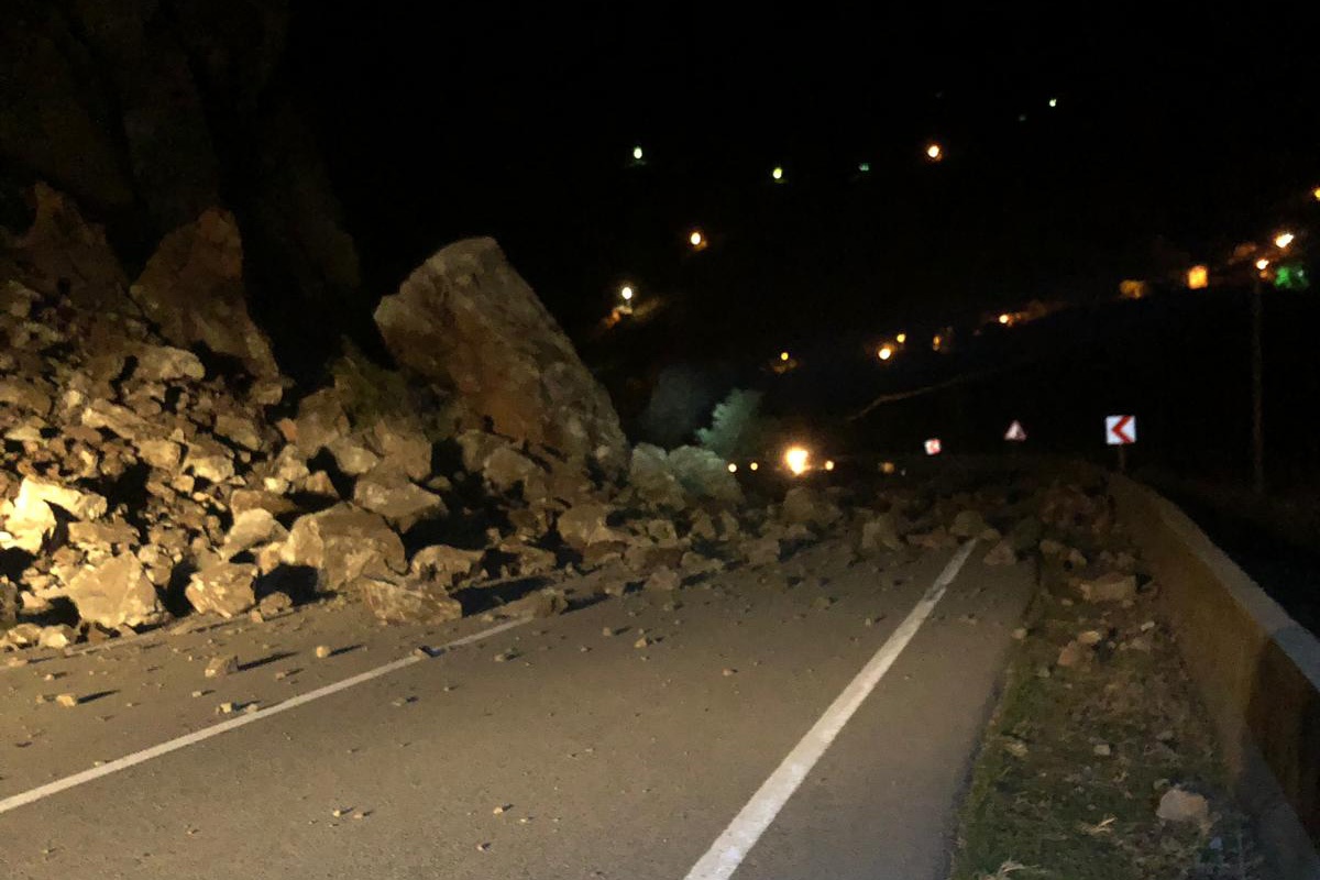 Tirebolu-Gümüşhane karayolu heyelan nedeniyle trafiğe kapandı 9