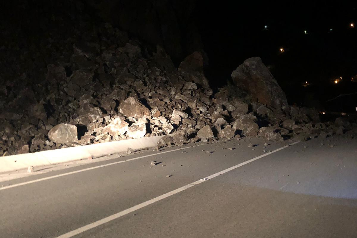 Tirebolu-Gümüşhane karayolu heyelan nedeniyle trafiğe kapandı 6