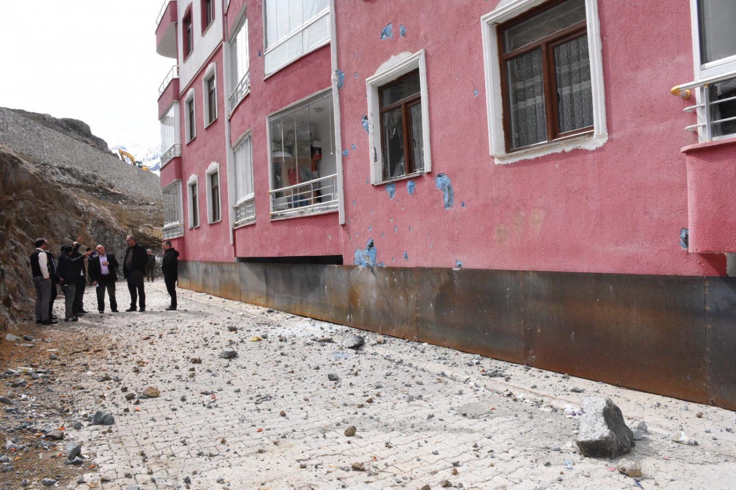 Gümüşhane’de patlatma 3 eve zarar verdi 6