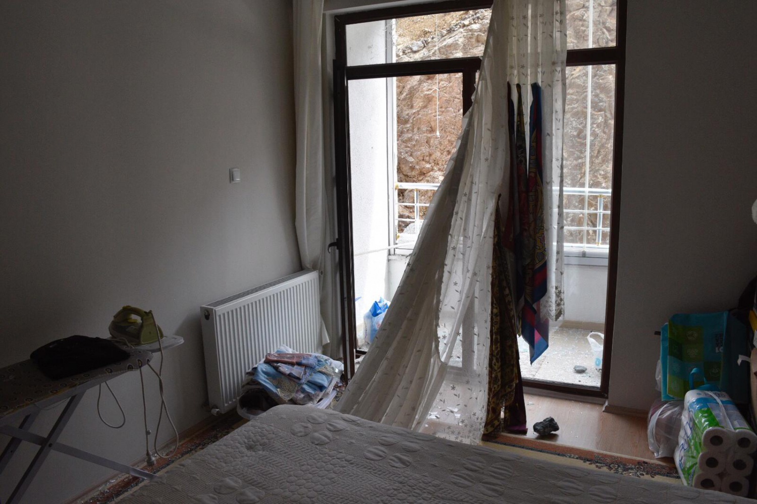 Gümüşhane’de patlatma 3 eve zarar verdi 7