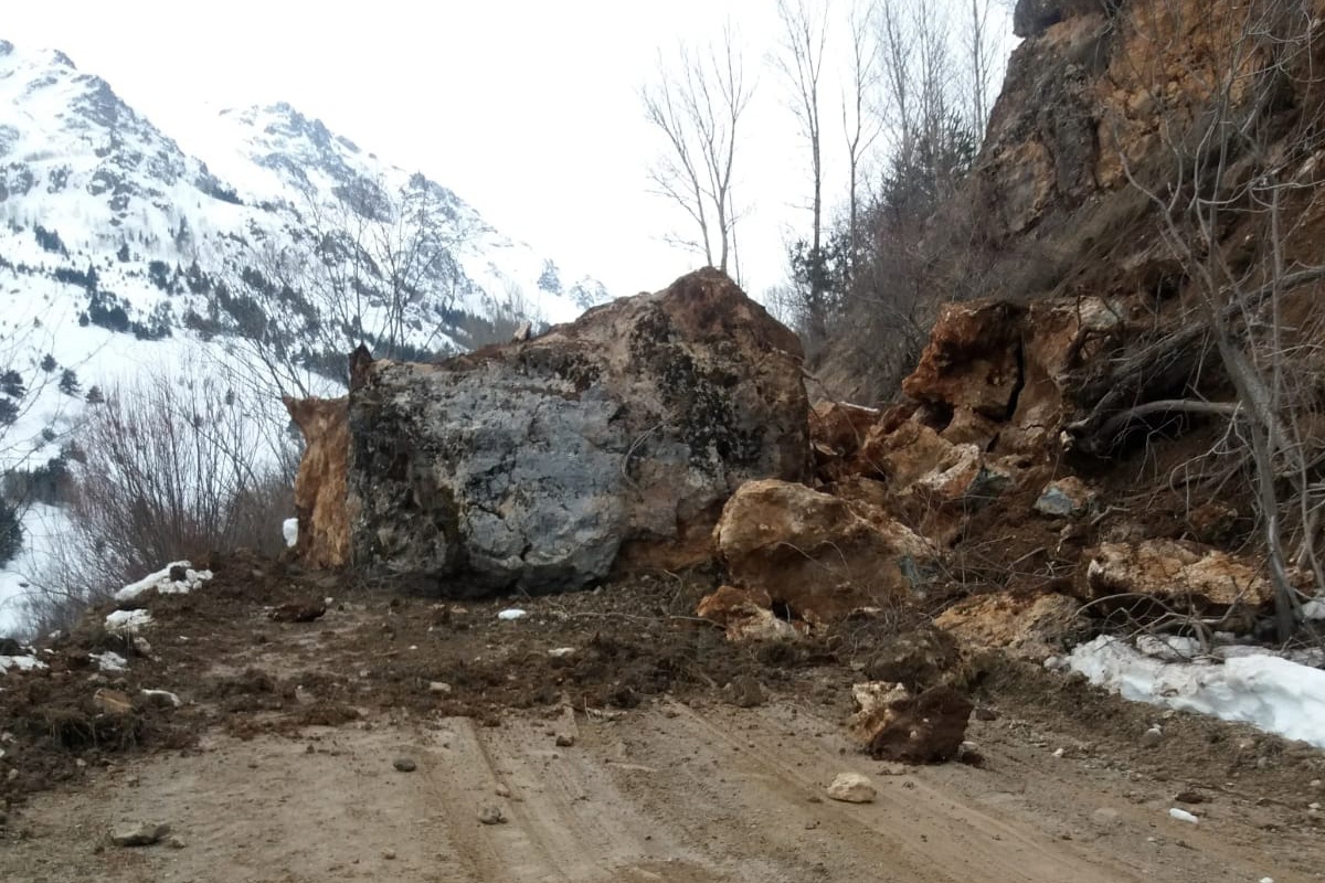 Gümüşhane’de köy yoluna devasa kaya düştü 3