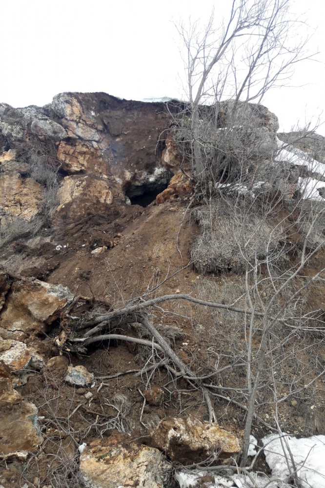 Gümüşhane’de köy yoluna devasa kaya düştü 6