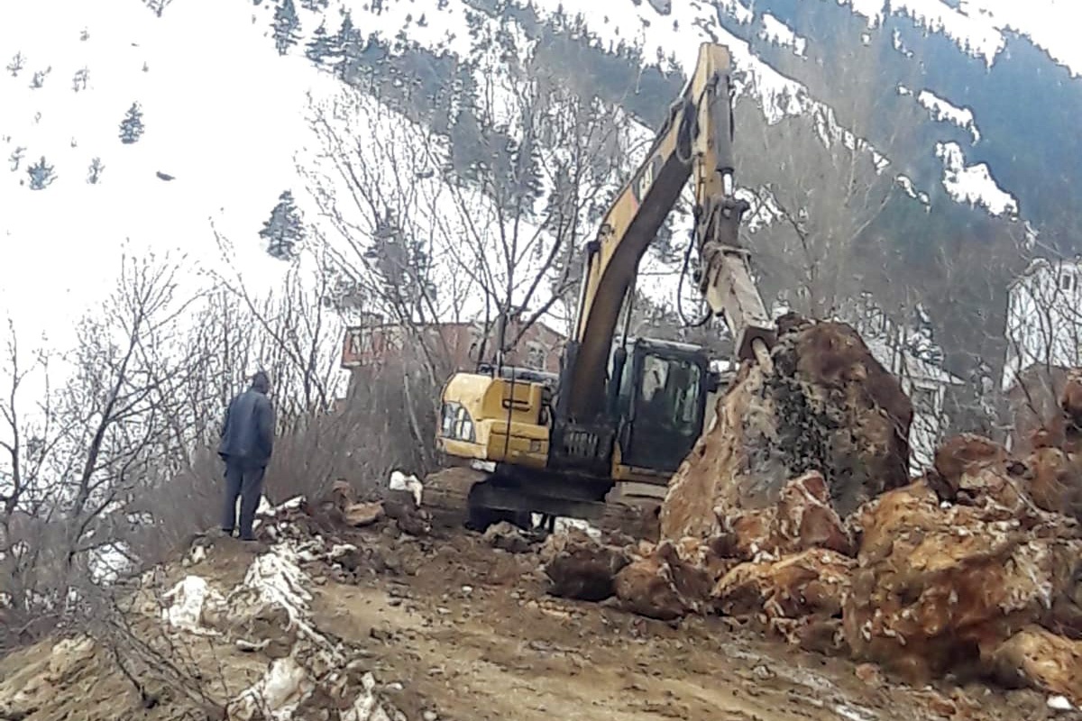 Gümüşhane’de köy yoluna devasa kaya düştü 9