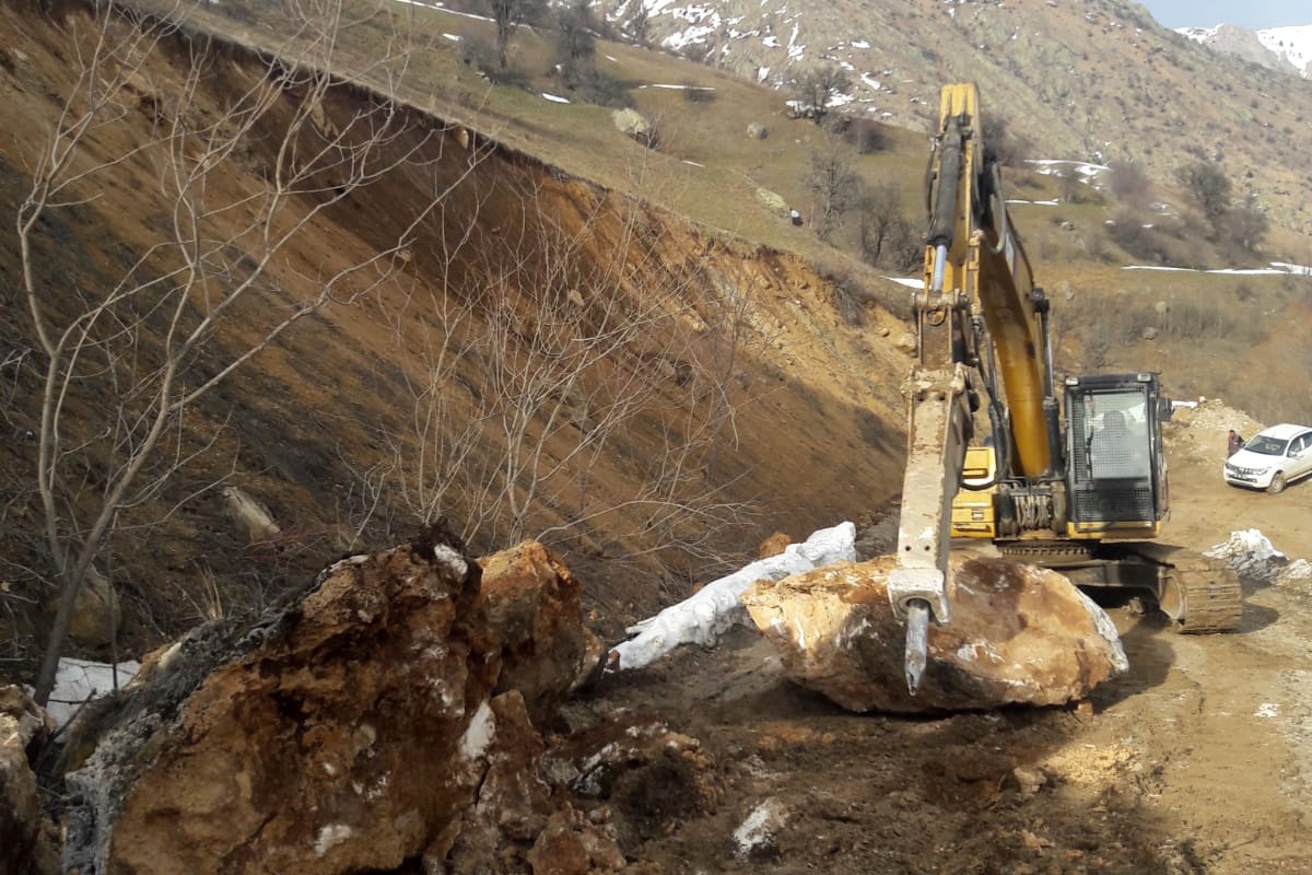Gümüşhane’de köy yoluna devasa kaya düştü 4