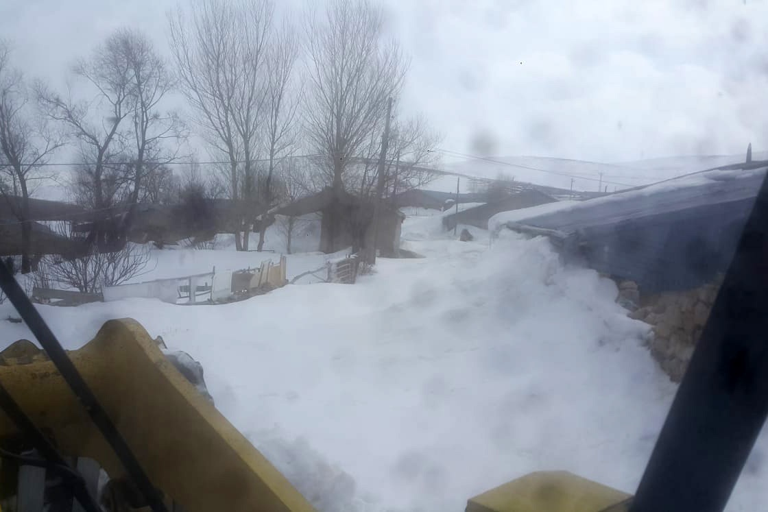 Gümüşhane’de yerel seçimler öncesi köy yollarında karla mücadele çalışmaları hızlandı 2