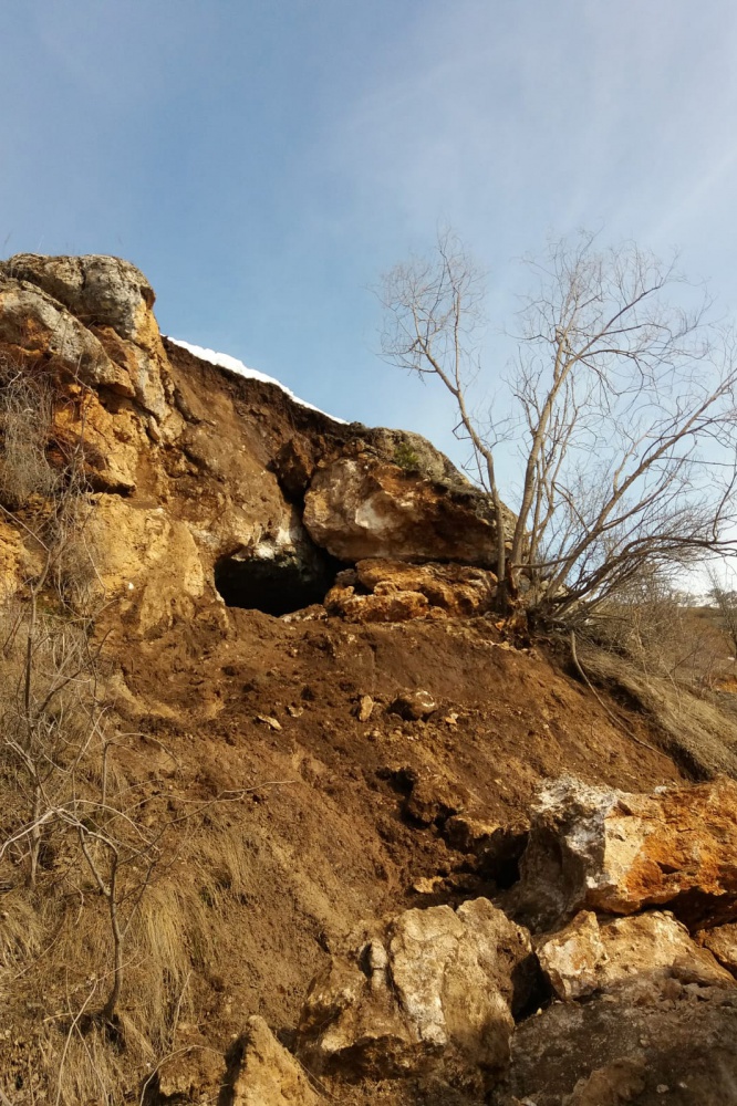 Gümüşhane’de köy yoluna devasa kaya düştü 11