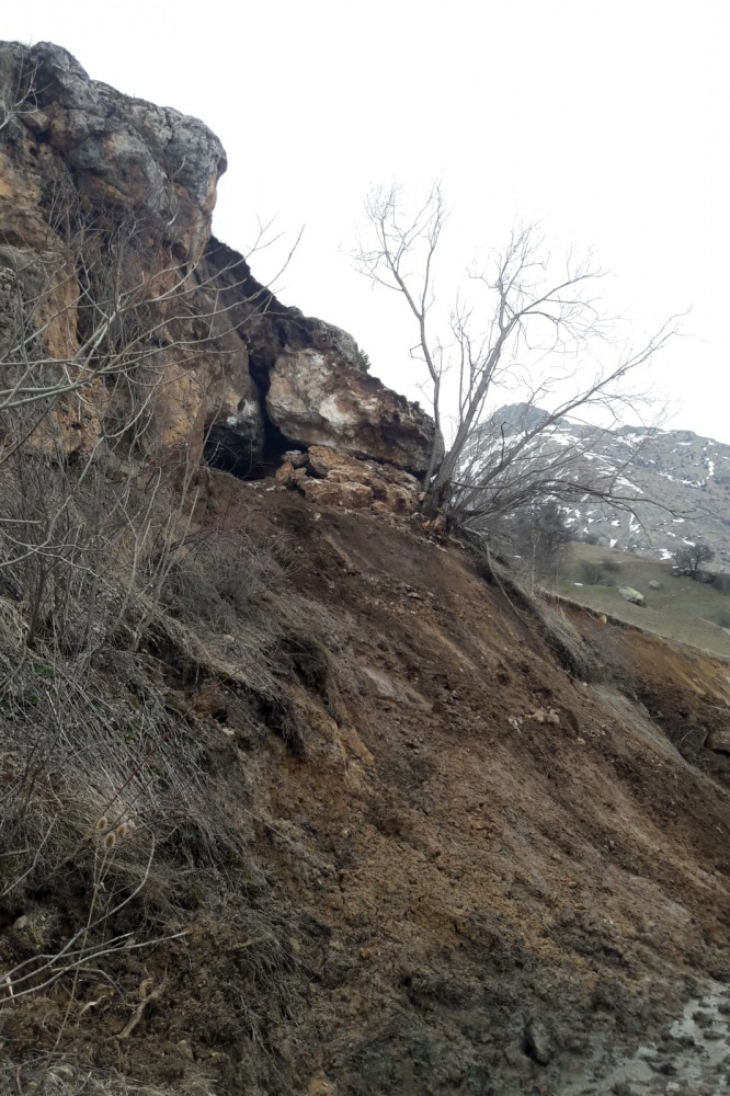 Gümüşhane’de köy yoluna devasa kaya düştü 8