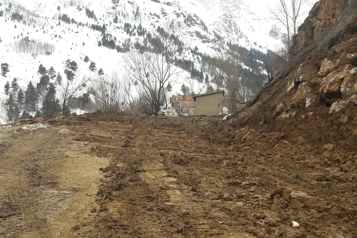 Gümüşhane’de köy yoluna devasa kaya düştü 13