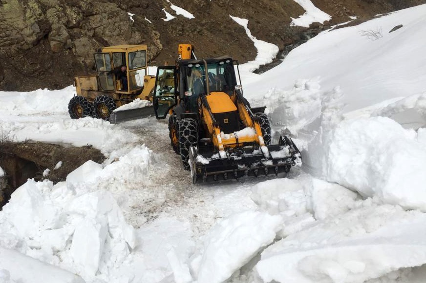 Gümüşhane’de yerel seçimler öncesi köy yollarında karla mücadele çalışmaları hızlandı 10