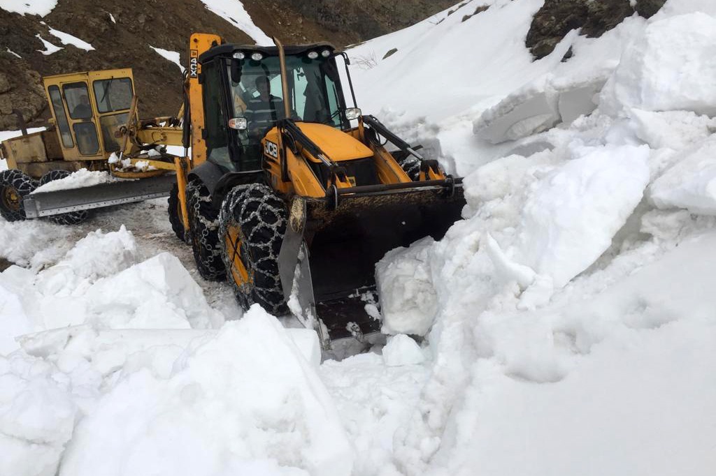Gümüşhane’de yerel seçimler öncesi köy yollarında karla mücadele çalışmaları hızlandı 11