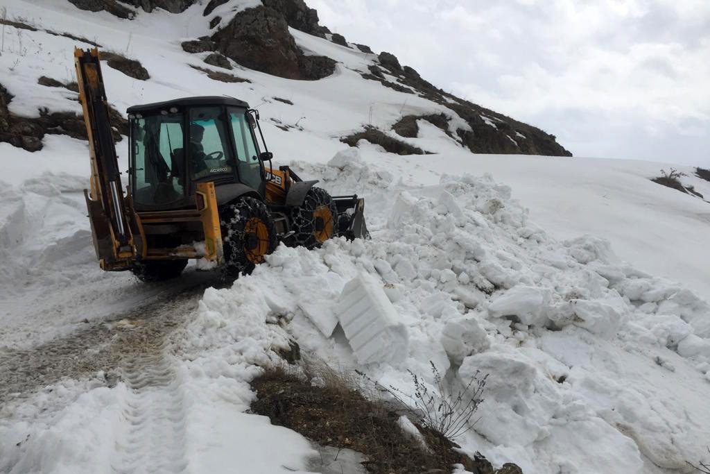 Gümüşhane’de yerel seçimler öncesi köy yollarında karla mücadele çalışmaları hızlandı 9